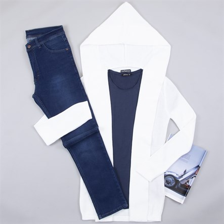 Kapşonlu Beyaz Hırka Tişört Pantolon Kombin
