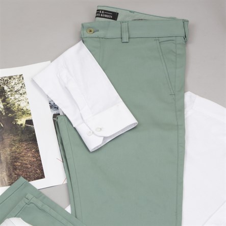 Su Yeşili Pantolon Beyaz Gömlek Ayakkabı Kombin