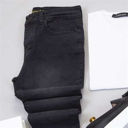 Taşlanmış Siyah Kot Ceket Tişört Pantolon Ayakkabı Kombin